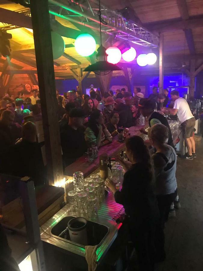 Oktoberfest Wiesn Camp Lodge Мюнхен Экстерьер фото